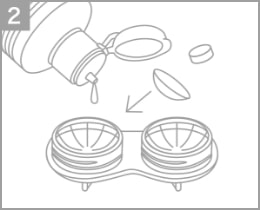 レンズケースの右（R）および左（L）の線まで消毒液と本剤を1錠ずつ入れ、レンズを入れます。